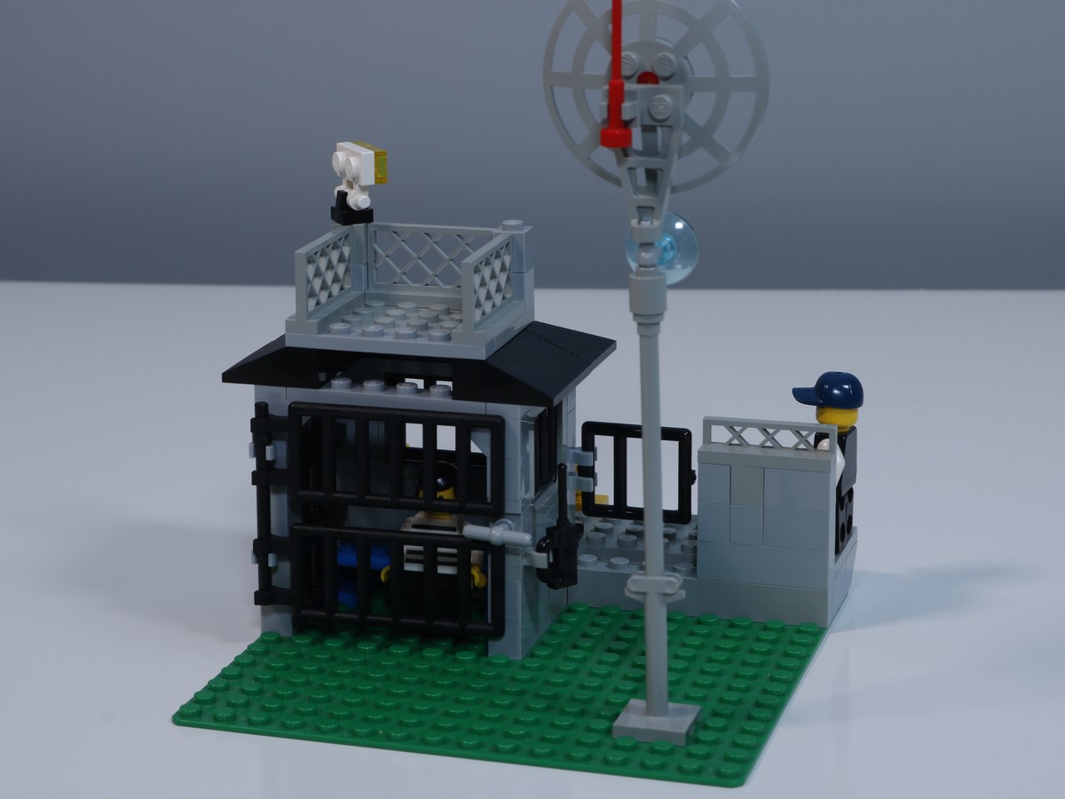 A image of the front of the jail cell from the LEGO Police Station (set 6598).