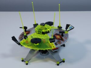 A top view of the LEGO Cyber Saucer (set 6900).