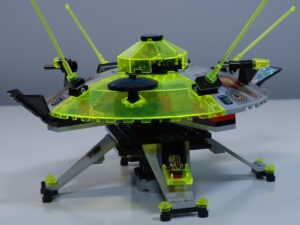 A front view of the LEGO Cyber Saucer (set 6900) with the top closed and an alien minifigure inside. 