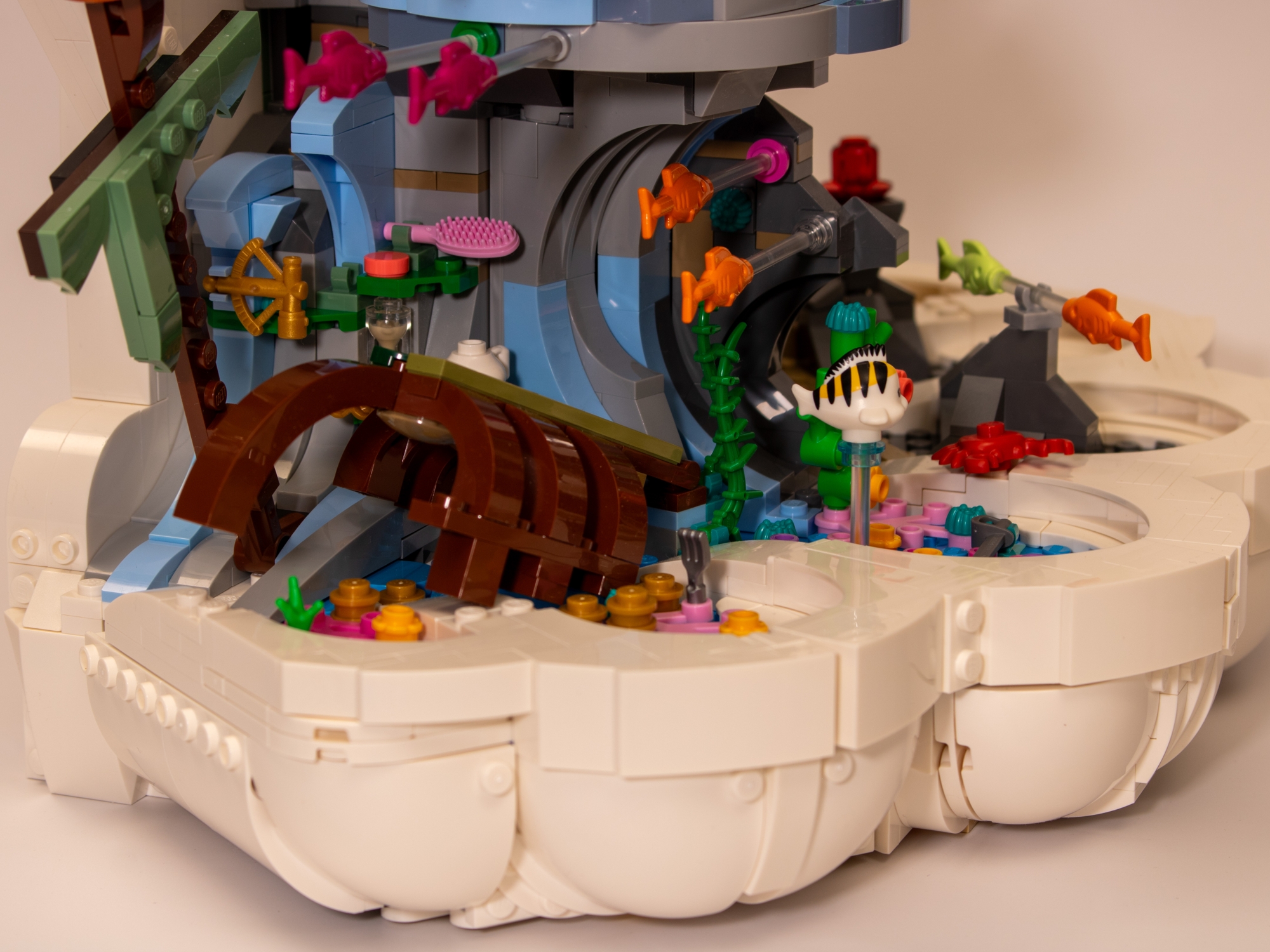  A close-up view of the boat and ariels hidout from the LEGO Little Mermaid Royal Clamshell set (43225).