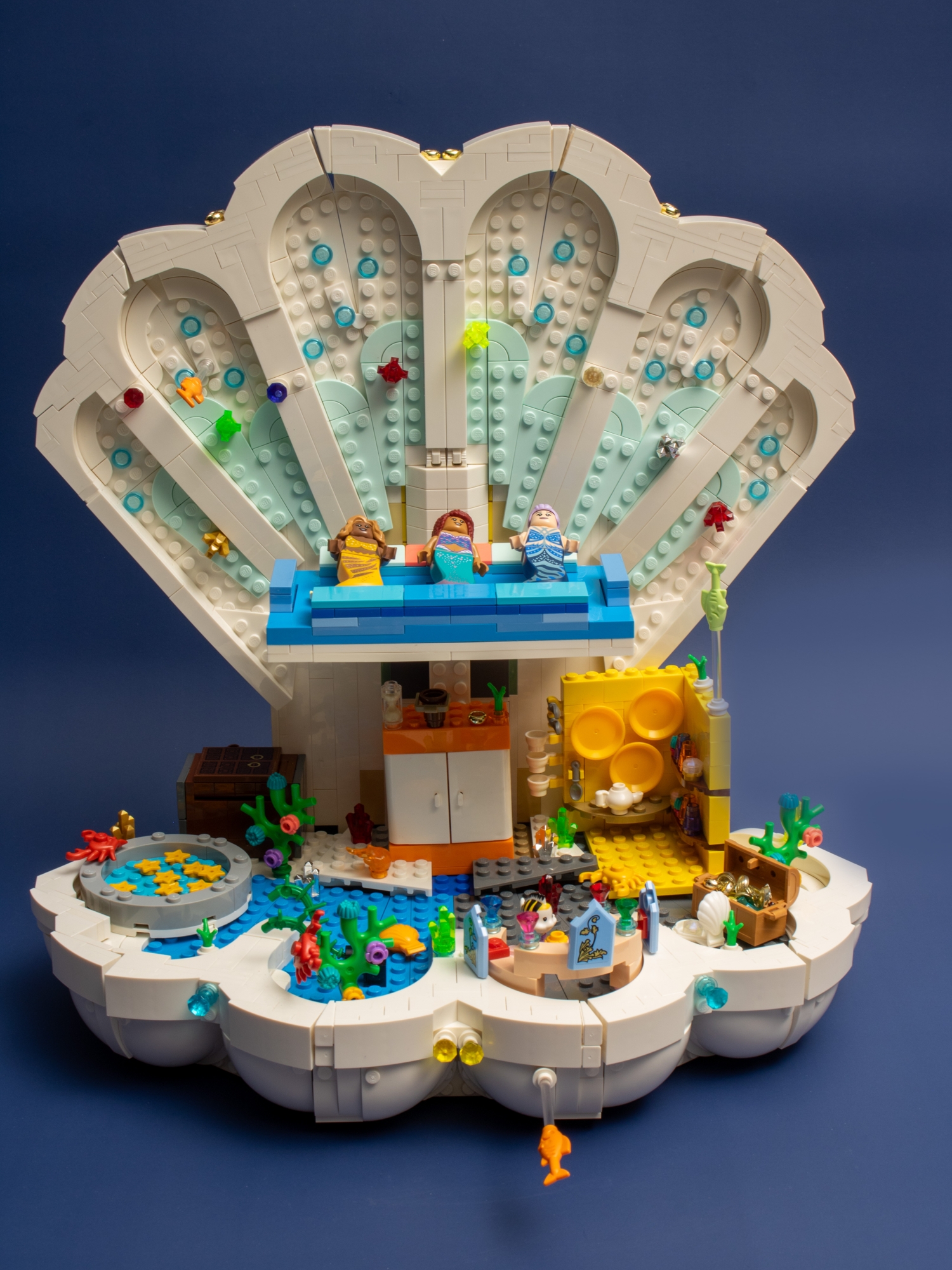 A modified LEGO Little Mermaid Royal Clamshell reimagined as a Polly Pocket-style clamshell home for mermaids. 